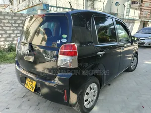 Toyota Spade 2013 - Nyeusi