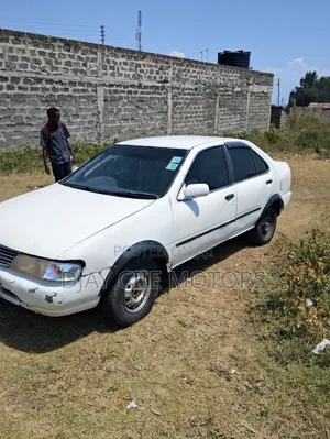 Nissan Sunny 2000 Nyeupe