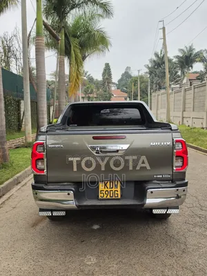 Toyota Hilux Revo Smart Cab Diesel 2.4 AWD 2022 Dhahabu