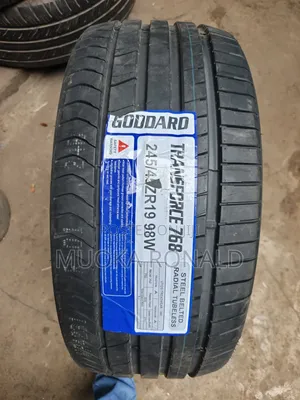 Tairi ya Goodyear 245/40R19