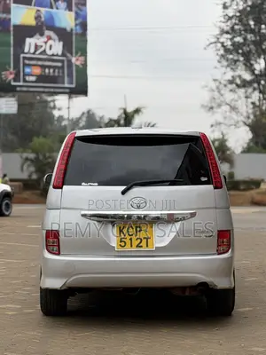 Toyota Isis 2011 Nyeupe