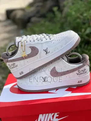 Viatu vya Nike - Ngozi Nyeusi