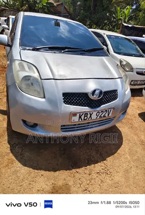 Toyota Vitz 2008 Nyeupe