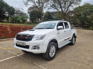 Toyota Hilux 2013 Double Cabin Nyeupe