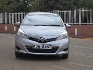 Toyota Vitz 2013 Nyeupe