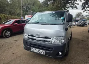 Toyota HiAce 2012 - Nyeupe
