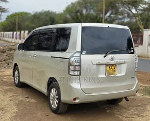 Toyota Voxy 2012 Dhahabu