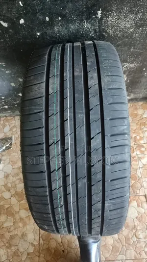 Tairi ya Roadking 285/35ZR22