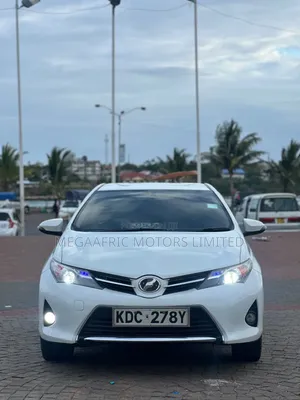 Toyota Auris 2013 Nyeupe