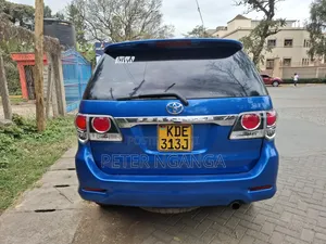 Toyota Fortuner 2012 Bluu