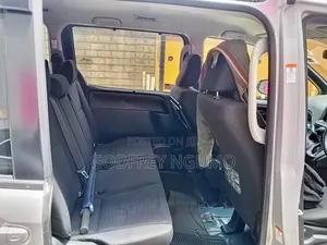 Toyota Voxy 2018 Nyeupe