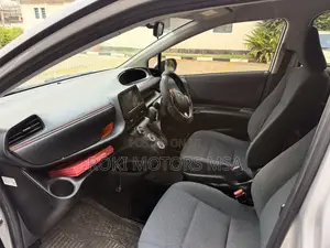 Toyota Sienta 2016 Nyeusi