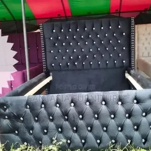 Kitanda cha Chester Nyeusi cha Velvet cha 5x6