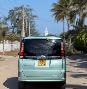 Toyota Esquire 2017 - Safi Sana