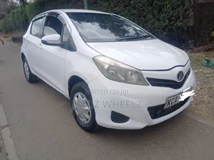 Toyota Vitz 1.0 FWD 5dr Hatchback 2013 Nyeupe