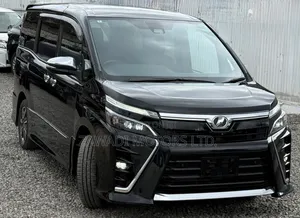 Toyota Voxy 2019 Nyeusi