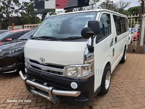 Toyota HiAce 2013 Nyeupe