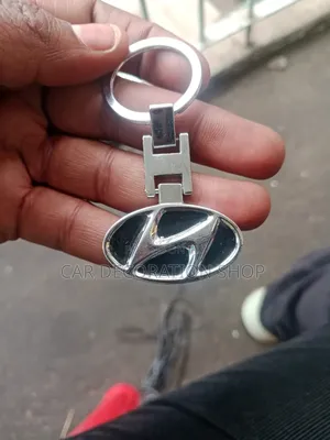 Hyundai Keychain ya Fedha na Kuingiza Nyeusi