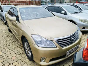 Toyota Crown 2010 Dhahabu