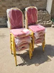 Kiti cha Mkutano Chekundu na Fremu ya Dhahabu - 2