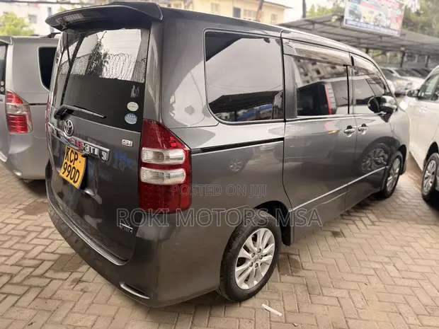 Toyota Noah 2010 Gray - 1