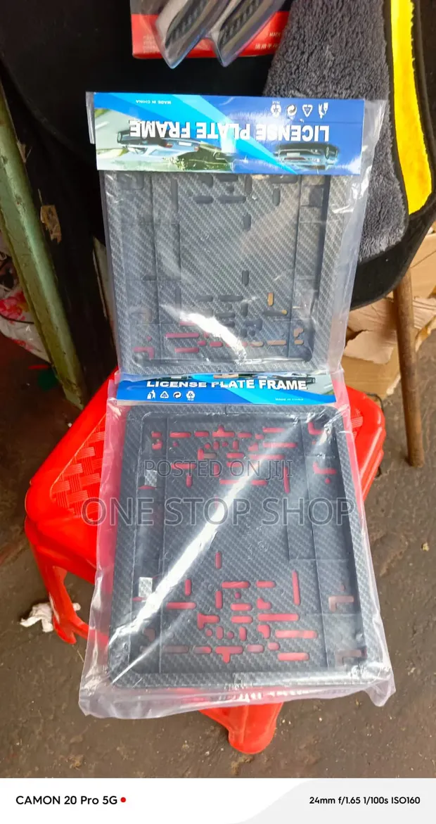 Plate Holders za Nambari za Carbon Finish za 2 Square Zenye Kifunga - 1