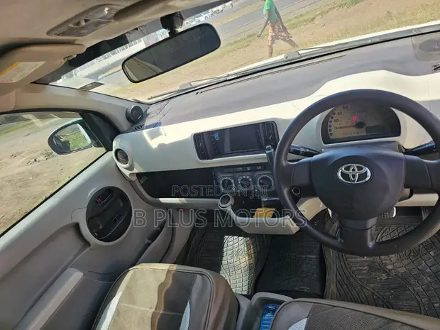Toyota Passo 2011 Nyeupe - 1