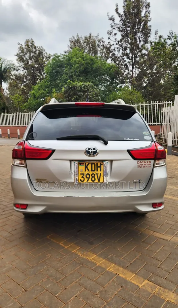 Toyota Corolla Fielder 2017 Silver Hybrid - 1