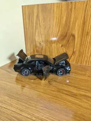 1:24 Scale Dodge Challenger SRT Hellcat Die Cast Car