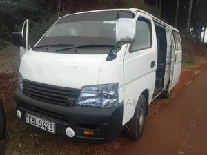Nissan Caravan (Urvan) 2014 Nyeupe