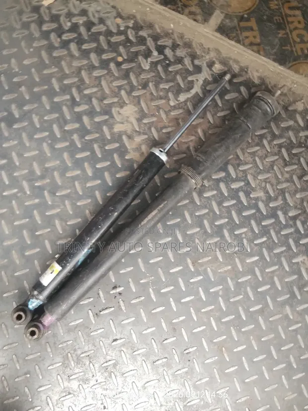 Original Mercedes-Benz W204 Rear Shock Absorbers (Zilizotumika) - 1