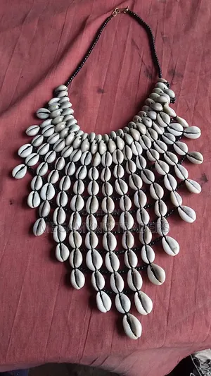 Mkufu wa Mikufu wa Maganda ya Konokono wa Kiafrika Uliotengenezwa kwa Mikono