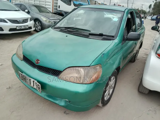 Toyota Platz 2004 Kijani - 1