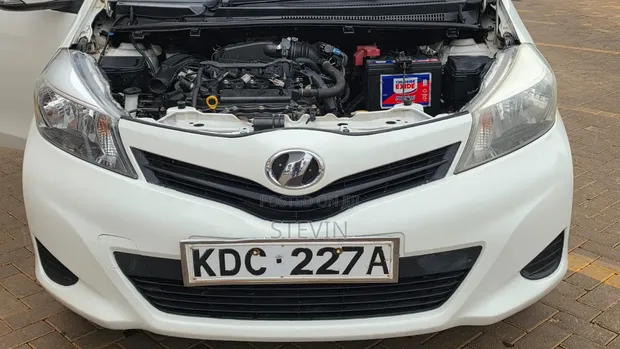 Toyota Vitz 2013 Nyeupe - 1