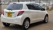 Toyota Vitz 2013 Nyeupe - 4