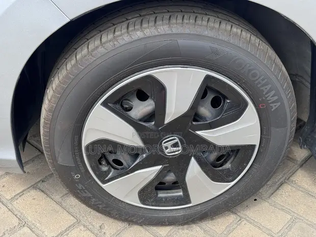 Honda Fit 2019 Silver - 1