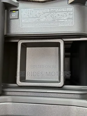 Toyota Land Cruiser Prado 2.8 2023 Nyeusi