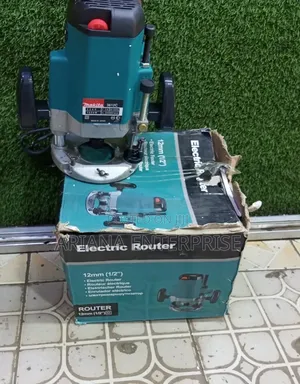 Heavy-Duty Makita Electric Plunge Router
