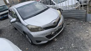 Toyota Vitz 2013 Nyeupe