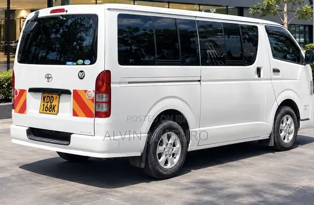 Toyota HiAce 2014 Silver Van ya Hospitali ya Viti 14 - 1