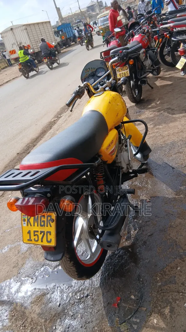 Bajaj Boxer 125 2024 Yellow - 1
