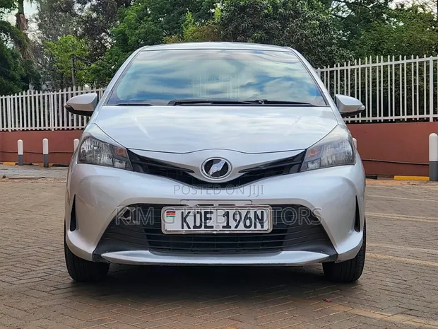 Toyota Vitz 1.3 FWD 5dr 2015 Silver - 1
