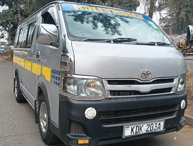 Toyota HiAce 2013 Nyeupe - 1