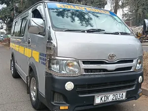 Toyota HiAce 2013 Nyeupe