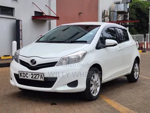 Toyota Vitz 1.3 AWD 5dr 2013 Nyeupe