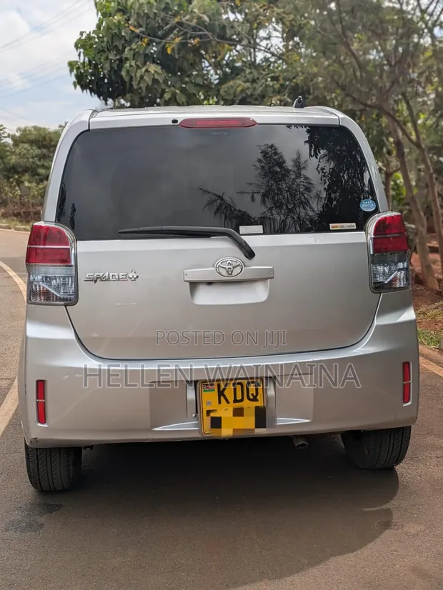 Toyota Spade 2018 Nyeusi - 1