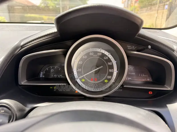 Mazda Demio 2015 Nyeusi - 1