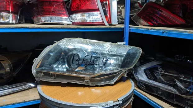 Toyota Corolla Fielder 2010 Xenon Headlight (Iliyo tumika) - 1
