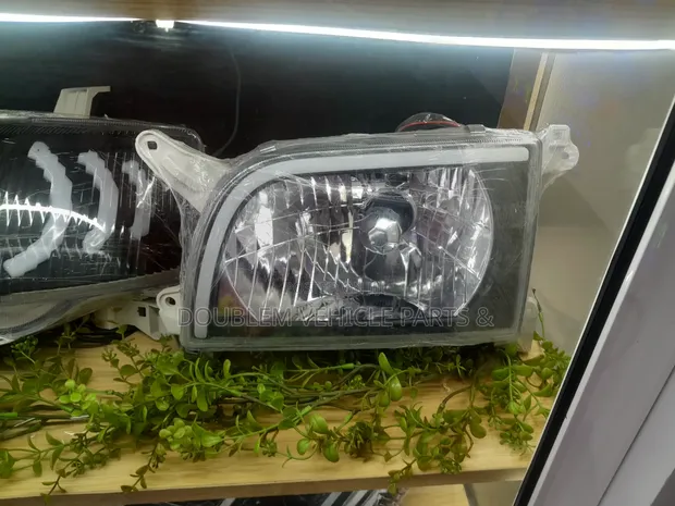Toyota HiAce 1992-1995 Aftermarket Headlight - 1