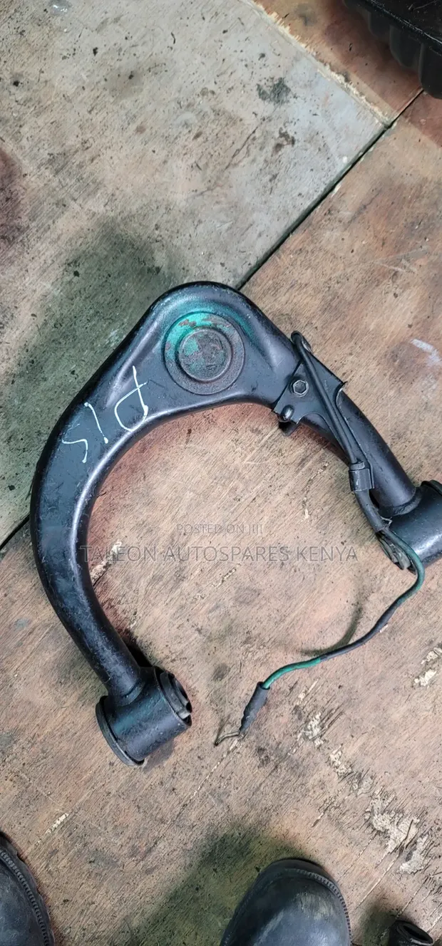 Toyota Hilux Vigo Upper Arm (Iliyotumika) - 1